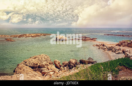 Con splendide viste sul mare e la costa rocciosa di cipro con un cielo nuvoloso in una giornata di sole. Foto Stock