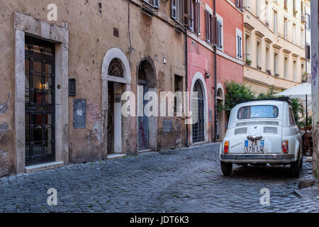 Vecchia Fiat 500 Bianco auto, Trastevere, Roma, Italia Foto Stock