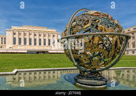 Wilson globo nella parte anteriore del quartier generale delle Nazioni Unite, il Palais des Nations, ONU, Ginevra, Svizzera Foto Stock