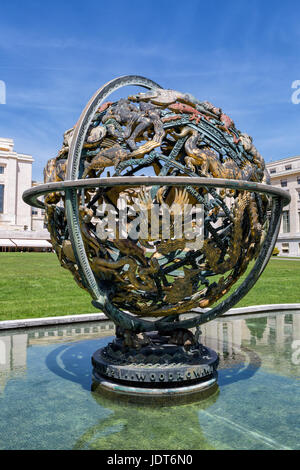 Wilson globo nella parte anteriore del quartier generale delle Nazioni Unite, il Palais des Nations, ONU, Ginevra, Svizzera Foto Stock