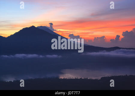 Vulcano attivo. Bellissima alba dalla cima del Monte Batur - Bali, Indonesia Foto Stock