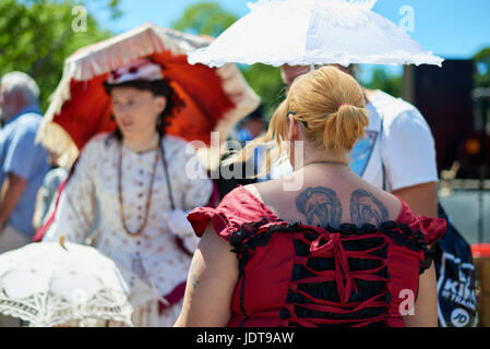 Onorevoli vestito in costume in stile vittoriano, uno con un tatuaggio di spicco, al festival Dickens, Rochester, Kent, Inghilterra Foto Stock