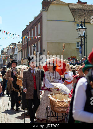 Persone vestite in costume vittoriano su parade presso il festival Dickens, Rochester, Kent, Inghilterra Foto Stock