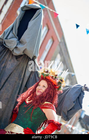 Fantasma di Natale ancora a venire e il partner anche in costume di Dickens festival Rochester Kent Foto Stock