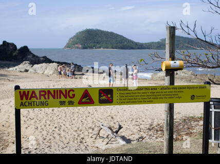 Cartelli di avvertimento di Palm Cove, vicino a Cairns, Queensland, Australia Foto Stock