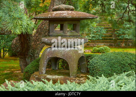 Kyoto, Giappone - Ottobre21,2016 : un tradizionale lanterna di pietra. Un elemento nel giardino giapponese ed è considerata come una offerta al Buddha. Foto Stock