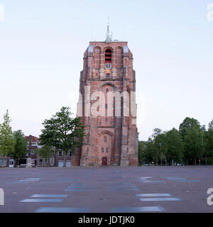 Vecchia Torre di sbieco oldehove nel capitale della Frisia, Leeuwarden, in warm Early Morning Light Foto Stock