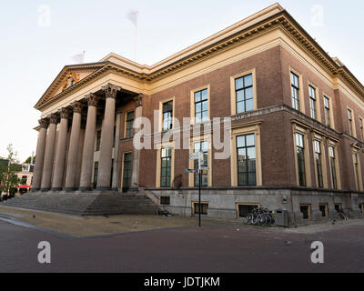 Neo Classico vecchio courthouse in Leeuwarden, capitale della provincia olandese della Frisia nella calda luce del mattino Foto Stock