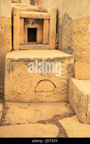 Tarxien neolitico preistoria megalitica tempio complesso sito, Malta - altare di pietra sculture Foto Stock