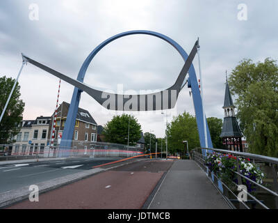 Moderno ponte levatoio al tramonto nel centro della vecchia capitale di provincia leeuwarden della Frisia nei Paesi Bassi Foto Stock