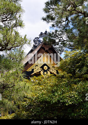 Un primo piano del tetto di Ninomaru-goten Palace e il Castello di Nijo, Kyoto, Giappone Foto Stock