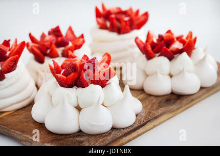 Delizioso mini Pavlova meringa torta decorata con fragole fresche Foto Stock