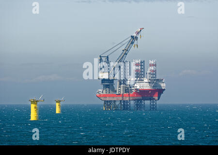 Il Pacifico Osprey costruzione nave all'Rampion per centrali eoliche offshore elettrico sottostazione Offshore (EOS) Foto Stock