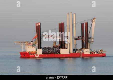 La scoperta di MPI Jack-Up costruzione nave all'Rampion Offshore Wind Farm, Inghilterra. Foto Stock