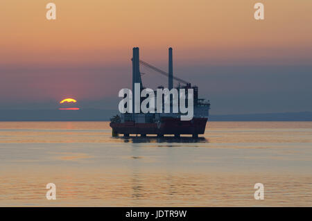 La scoperta di MPI Jack-Up costruzione nave all'Rampion Offshore Wind Farm, Inghilterra. Foto Stock