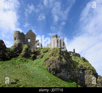 Dunluce Castle in una drammatica clifftop impostazione su Causeway costa della contea di Antrim Irlanda del Nord Foto Stock