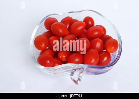 Piccoli pomodori ciliegia rosso lungo e fresco in una tazza Foto Stock