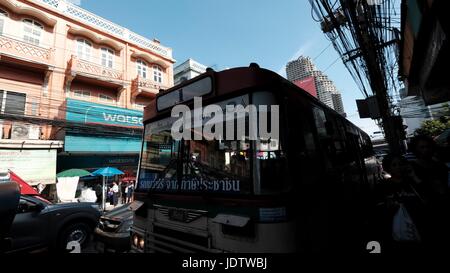 Il bus numero 1 vibrante urbano persone diurne Charoen Krung Road Sathon Bangkok in Thailandia Foto Stock