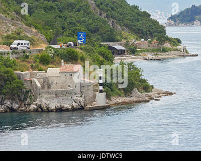 Lepetane sulla Baia di Kotor e la Gospa od Anđela Madonna degli Angeli Chiesa Montenegro Foto Stock