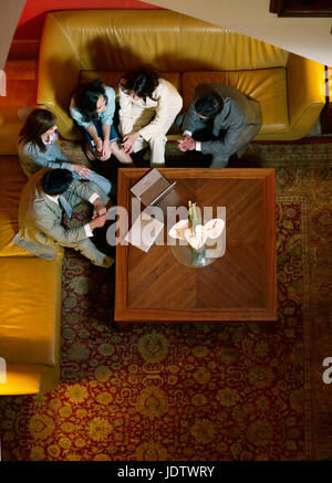 Riunione del team in hotel lobby Foto Stock