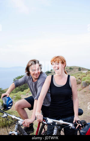 Coppia in tour in bici Foto Stock