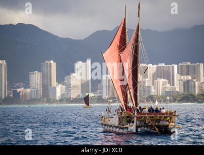 Il Polynesian a doppio scafo voyaging canoe, Hokuleʻa, ritorna alle Hawaii dopo la vela 40.000 miglia marine di tutto il mondo durante i 36 mesi di viaggio 17 giugno 2017 nelle Hawaii. Il Hokulea è tutta una replica in scala di un antico Polynesian a doppio scafo voyaging canoe costruito per dimostrare la teoria che la popolazione polinesiana viaggiato per grandi distanze in barca nel corso di tutta la storia. Foto Stock