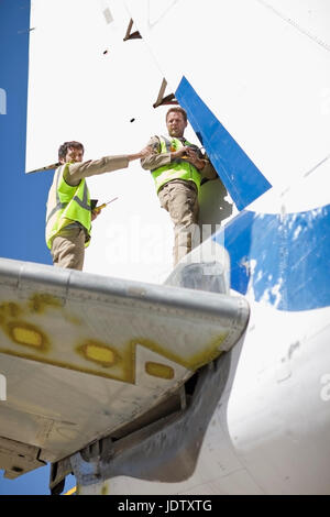 Lavoratori di aeromobili riparazione di aeroplano Foto Stock