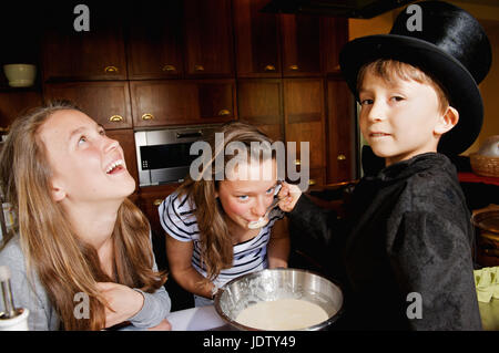 Degustazione ragazza ragazzo mago?s per la cottura Foto Stock