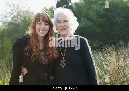 Nonna abbracciando la nipote Foto Stock
