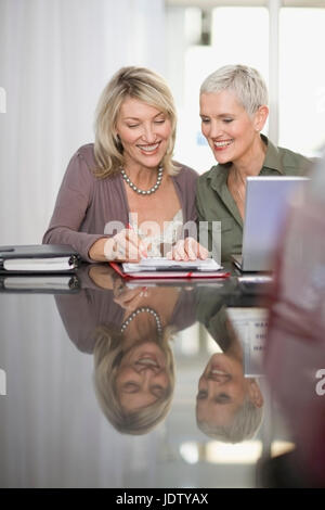 Imprenditrici parlando in riunione Foto Stock