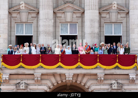 Famiglia reale estesa sul balcone di Buckingham Palace per il compleanno della regina Flypast dopo Trooping the Colour 2017 nel Mall di Londra. Royals Foto Stock