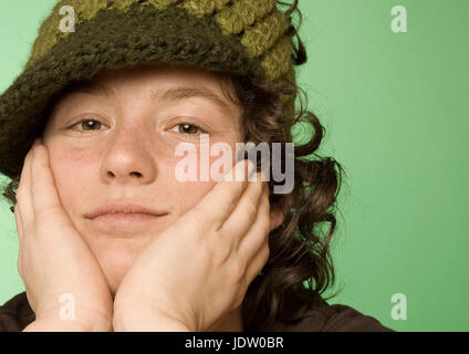 Uomo appoggiato il mento sulle mani Foto Stock
