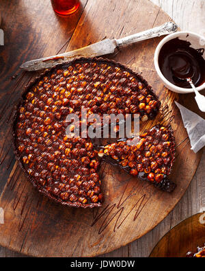 Cioccolato torta di nocciole su pannello di legno Foto Stock
