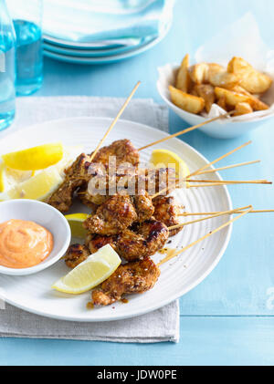 Piatto di spiedini di pollo con salsa Foto Stock