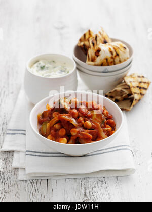 Piatto di spezzatino di ceci e pane Foto Stock