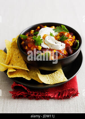 Ciotola di chili con corn chips Foto Stock