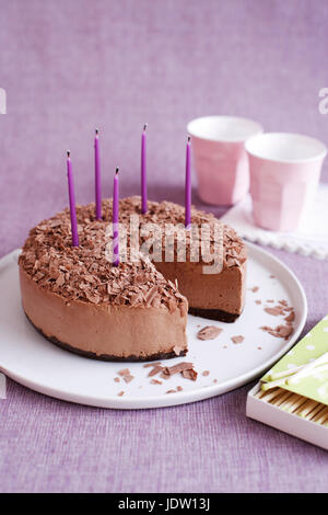 Mousse con candele di compleanno Foto Stock