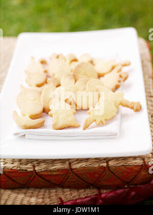 Biscotti di forma sul piatto da portata Foto Stock