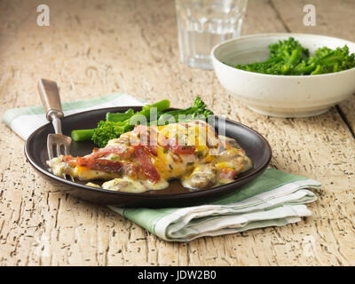 Pollo con formaggio e broccoli Foto Stock