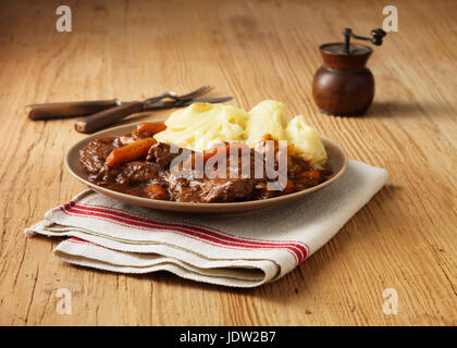 Piastra del brasato di manzo con patate Foto Stock