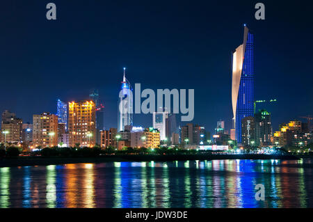 Kuwait City skyline riflessa nell'acqua Foto Stock