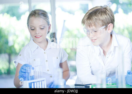 Bambini che giocano gli scienziati in laboratorio Foto Stock
