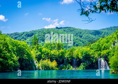 Una delle tante cascate presso il Parco Nazionale dei Laghi di Plitvice Foto Stock