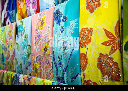 Display Batique disposti in vendita in un mercato malese Foto Stock