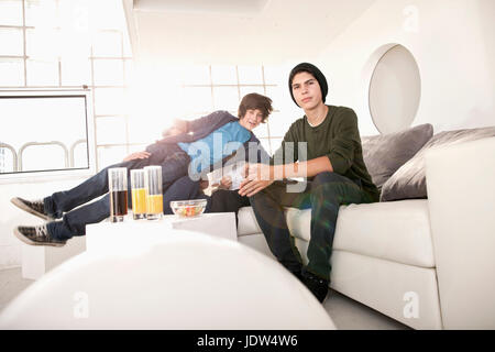 Ragazzi adolescenti in house party Foto Stock