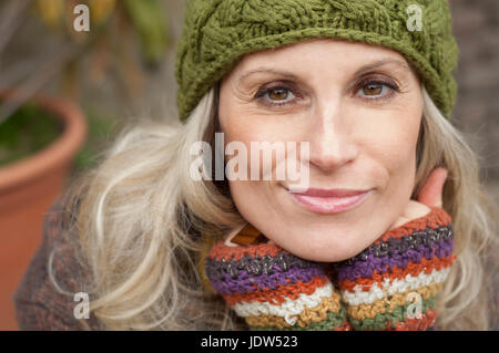 Donna matura in un abbigliamento caldo e maglia hat, ritratto Foto Stock