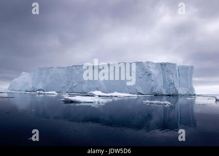 Iceberg nell'Oceano del Sud, 180 miglia a nord di East Antarctica, Antartide Foto Stock