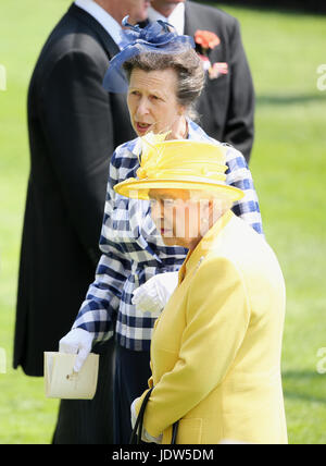 Queen Elizabeth II (a destra) e la principessa reale durante il giorno due di Royal Ascot a Ascot Racecourse. Foto Stock