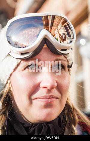 Close up ritratto di giovane donna sciatore, Warth, Vorarlberg, Austria Foto Stock