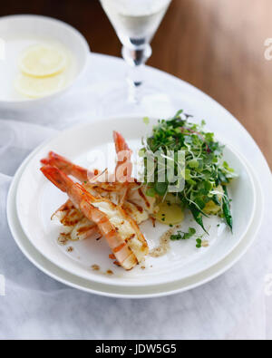 Piastra di gamberi con insalata di patate e erbe micro Foto Stock